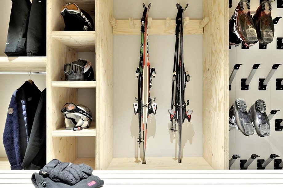 Хранение лыж и лыжных палок.
