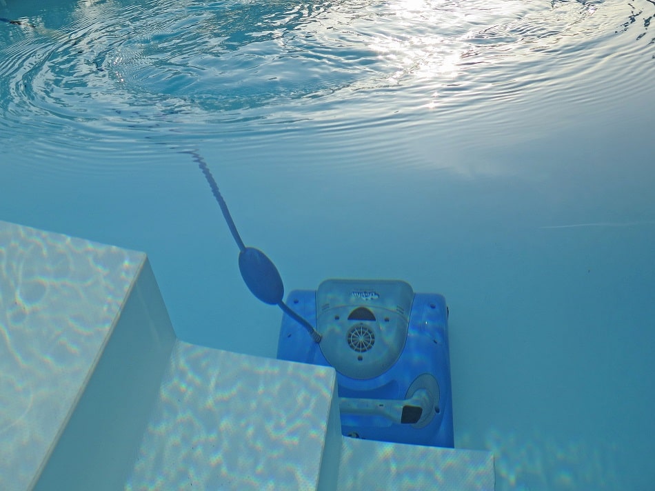 Робот для чистки дна бассейна