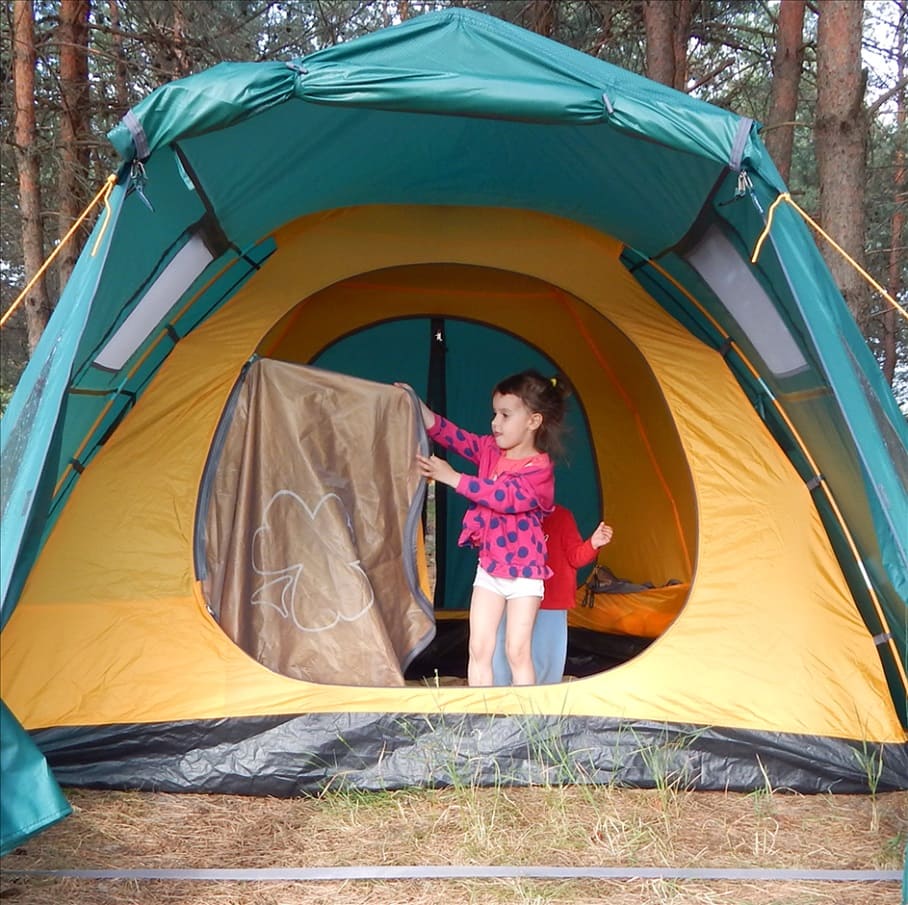 Дуговая туристическая палатка в лесу