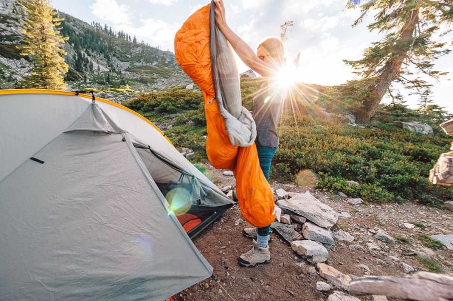 Палатка со спальником на рассвете